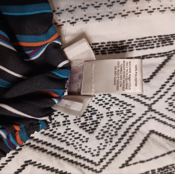 Slight off-shoulder shift blouse - Picture 10 of 10